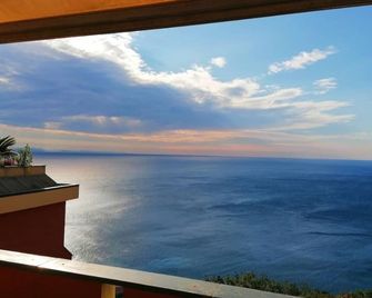 The Sundevilla Designer Penthouse with sea view terrace, parking space and pool - Bergeggi - Balcony