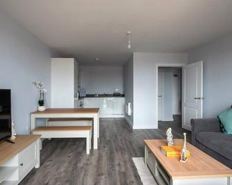 Modern and Stylish 1 Bedroom Apartment in the Heart of Birmingham - Birmingham - Living room