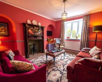 Cosy Cottage with Spa, Catering, Nature Reserve Walks, Large Garden, Free Parking - Self Checkin - Scunthorpe - Living room