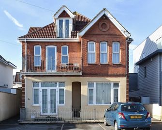 2 bedroom accommodation in Southbourne, Bournemouth - Bournemouth - Building