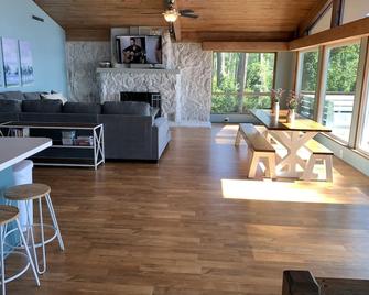 Sunset Cove - Lake O' The Pines / Crystal Cove - Jefferson - Living room