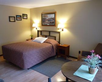 Country Villa Motel and Country Camping - Chippewa Falls - Bedroom