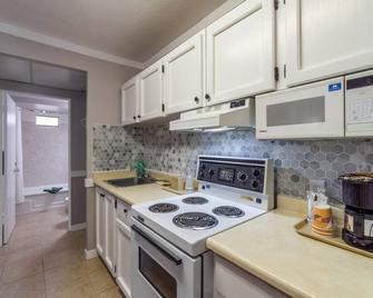 Canadas Best Value Desert Inn & Suites Cache Creek - Cache Creek - Kitchen