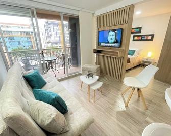 Studio apartment on Av. 19 Norte with parking - Armenia - Living room
