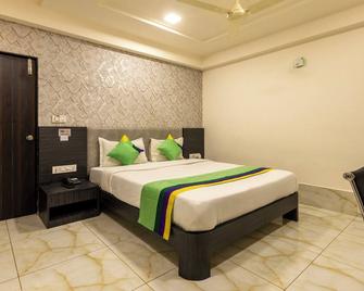 Treebo Oscar - Rajkot - Slaapkamer