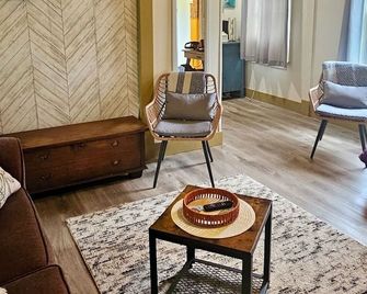 Cozy Cottage minutes from Verona State Park & Sylvan Beach! - Verona - Living room