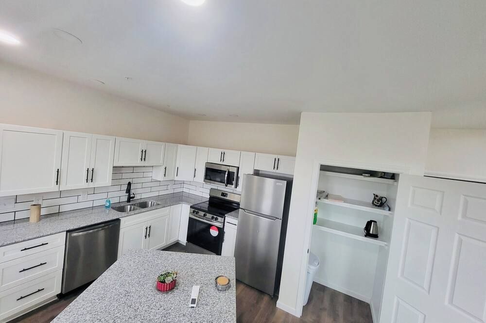 Chic Graham Ave Apt 1