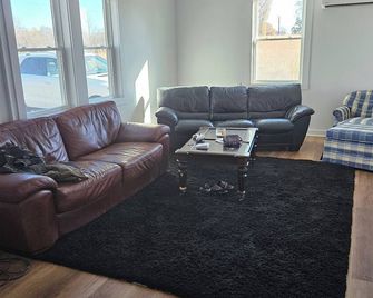 Cotton Patch Cottage - Brownsville - Living room