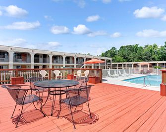 سوبر 8 باي ويندام ويليامزبرغ/هستوريك أريا - وليامز (فرجينيا) - حوض السباحة