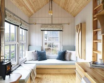 Aileen - Unique tiny house with wood fired roll top bath in heart of the Cairngorms - Ballater - Living room