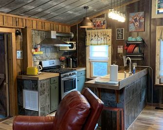 Holly Hill Farm House, Only 6 Miles from Downtown Mount Airy, NC, Sleeps 4 - Mount Airy - Kuchyň