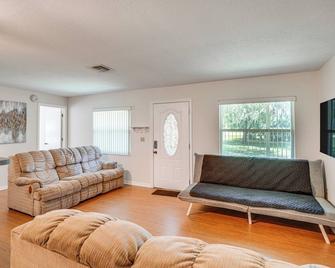 Welcoming Bartow Home Near Family Attractions! - Bartow - Living room