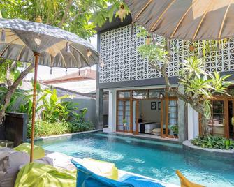 Interconnection Hostel - Kuta - Piscina