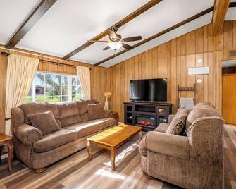 Charming 3-bedroom farmhouse with AC and WiFi 15 minutes to downtown Paso Robles - San Miguel - Sala de estar