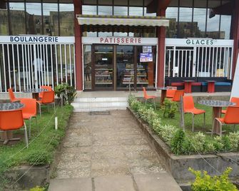 Denver Plaza Hotel - Douala - Patio