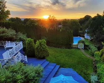 Monet HoneymoonSuite Elegant Lrg 2rm w/balcony in villa/Mountn~pasture-pool view - Purcellville - Patio
