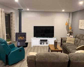 Short-Term Lake Getaway - Selkirk - Living room