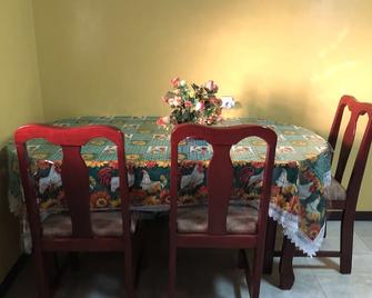 Logerthine Studio Suriname - Paramaribo - Eetruimte