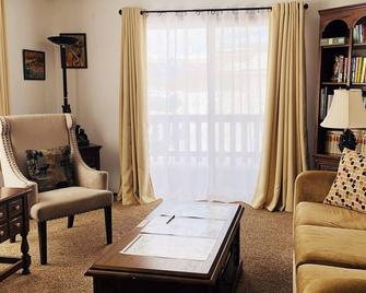 Red Dog Retreat Condo - all the comforts of home in Yellowstone paradise - West Yellowstone - Pokój dzienny