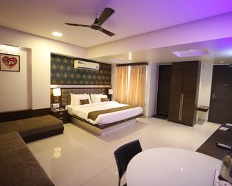 Hotel Seven Sky - Nashik - Schlafzimmer
