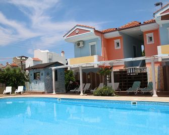 Cundavilla Hotel & Suites - Ayvalik - Basen