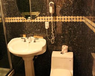 Paris Suites Hotel - קווינס