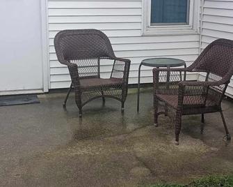 Southwest Retreat Private Pet friendly, fenced in yard 7min off I-64. - Fairfield - Patio
