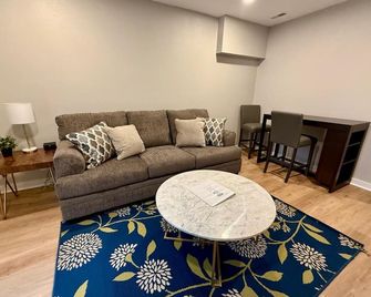 Aksarben Modern 1Bed ground level with parking - Omaha - Wohnzimmer