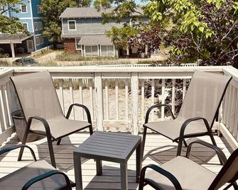 Lake Breeze Stylish Beach Boho 1BD w/ Private Deck - Michigan City - Balkon