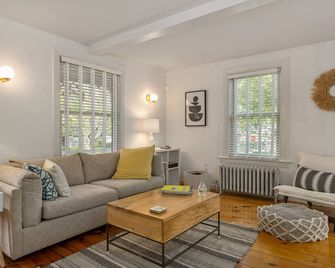 Walk to town-Portsmouth- 3 bedrooms-4 beds-1.5 bathSLEEPS 5dog considered - Portsmouth - Living room