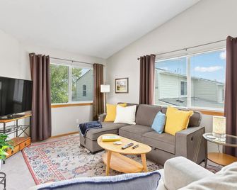 Bright, Single-level 2BR/2BA Townhome with Open Living Spaces and Relaxing Patio - Pullman - Wohnzimmer
