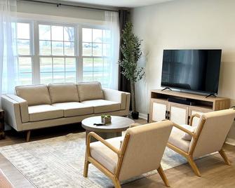 Cozy Modern Farmhouse Prime Lakeview Location - Battle Creek - Living room