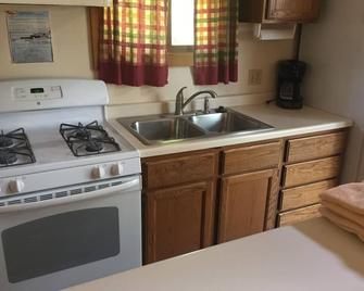 Lake Kegonsa 1BR Cottage 15 Min.to Madison,Sleeps 3 ,Kayaks - Stoughton - Kitchen