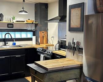 Charming 2-bedroom house in welcoming Saint Johnsbury with WiFi, AC - Saint Johnsbury - Kitchen