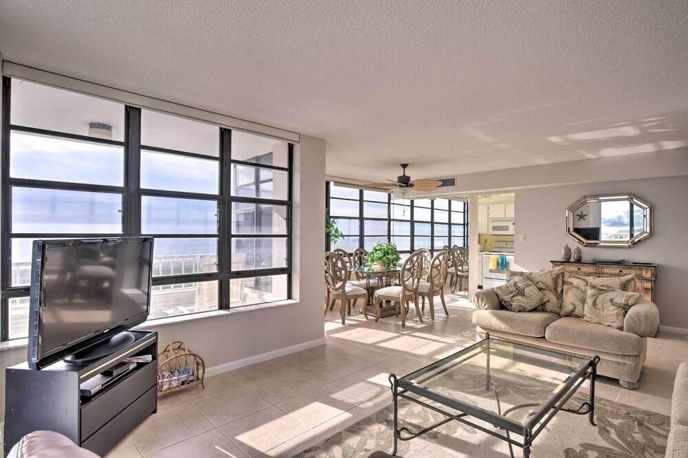 Beachfront Marco Island Resort Condo w/ Pool! - Marco Island - Living room
