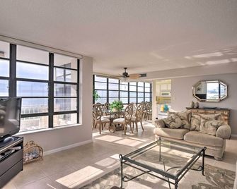 Beachfront Marco Island Resort Condo w/ Pool! - Marco Island - Living room