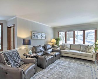 Two Rivers Thiede House - Walk to Lake Michigan! - Two Rivers - Huiskamer