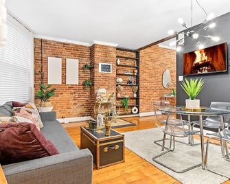 Charming 4 bed/Wine/Parking/1000sqft/Mins to Dwntwn! - Baltimore - Living room