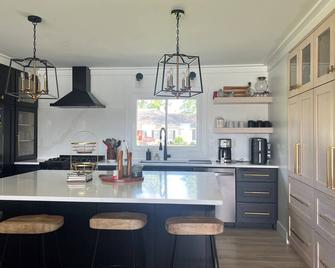 Discount pricing for last summer weekend available! Lakeview 5-bedroom house - Campbellsville - Küche