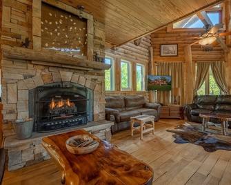 Perfect for Family Reunions & Retreats!! Getaway to spectacular views & privacy. - Chickamauga - Living room