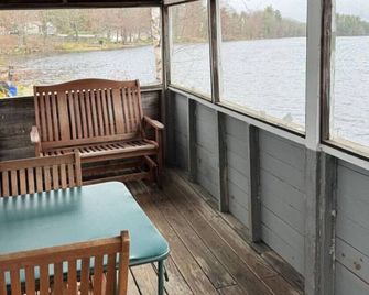 Lakefront Pink Cottage - Northwood - Balcón