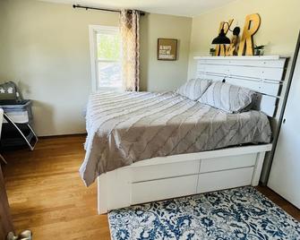 Family Friendly 4 Bedroom Home - Neenah - Bedroom