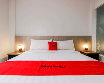 RedDoorz Plus @ Tb Simatupang - Jakarta - Bedroom