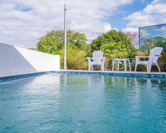 Sunset House With a Private Pool - Zaragoza - Piscina