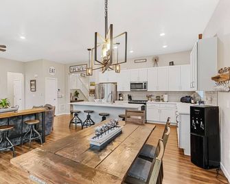 Spacious 3 bedroom, 2.5 bath house - 20 min from DIA, 25 min from Denver - Brighton - Kitchen