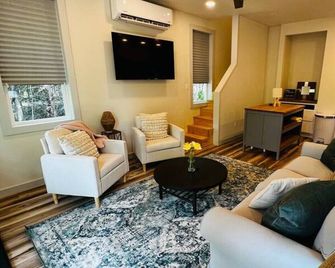 The Walnut Villa at Selah Place - Athens - Living room