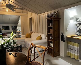 'Oakview' - Historic Arts and Crafts hideaway at Columbia Street River Landing - Covington - Living room