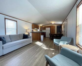 Star Gate Mobile Home 16 Indian River, MI - Indian River - Living room