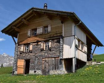Alphütte Gibelhüttli by Interhome - St. Stephan - Edificio