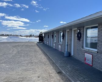 Earlton Motel - Earlton - Outdoors view